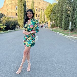 Beautiful party dress. Very light and elegant